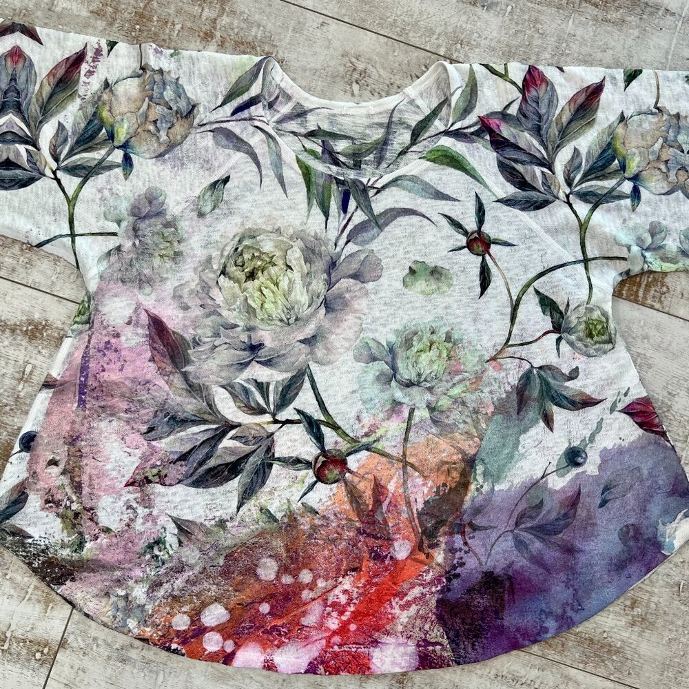 PRICE IS FIRM!  Beautiful Et' Lois Soft Knit Floral Top